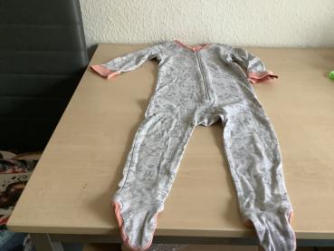 Niedlicher Schlafanzug für Kleinkinder mit Tiermotiven 