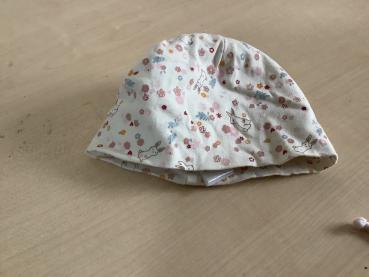 Bunte Baby-Mütze mit Hasenmotiven Größe 56