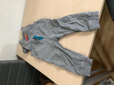 Grauer Spielanzug für Kinder mit Feuerwehrmotiv