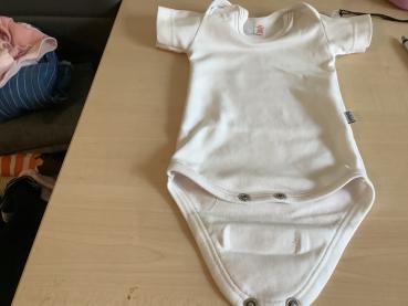 Weißes Babybody für Neugeborene