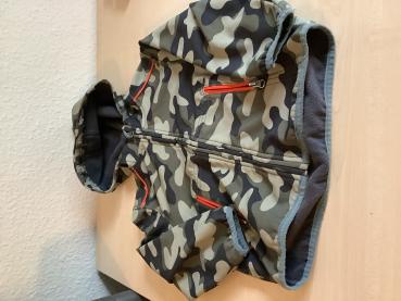 Tarnfarbenes Kinderjacke mit Kapuze
