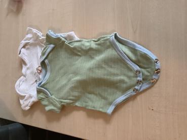 Zwei Babybody mit kurzen Ärmeln