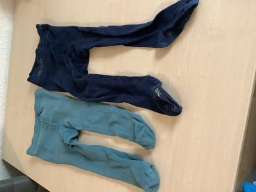 Zwei Paar Strumpfhosen in Blau und Grün