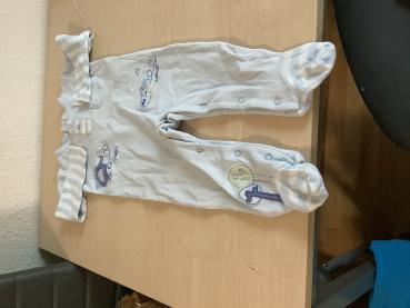 Blauer Baby-Schlafanzug mit Flugzeugen und Helikoptern