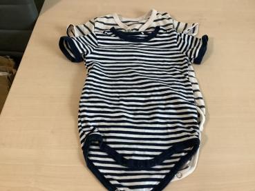Gestreifter Babybody mit kurzen Ärmeln