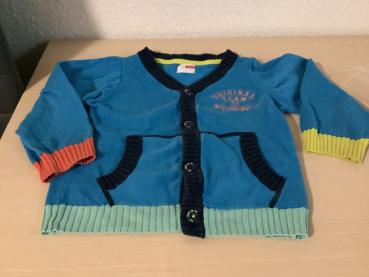 Bunter Kinderstrickpullover mit Knöpfen