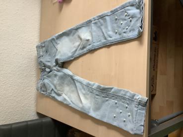 Helle Jeans mit Perlendetails