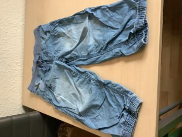 Bequeme, hellblaue Sommerhose mit Gummizug