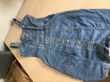 Legeres Jeanskleid mit Knöpfen und Trägern