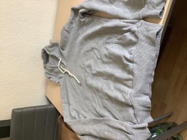 Bequemer grauer Kapuzenpullover