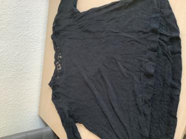 Schwarze Plolover mit Spitzenbesatz