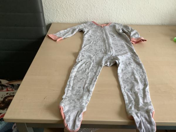 Niedlicher Schlafanzug für Kleinkinder mit Tiermotiven 