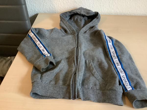 Sportlicher Hoodie mit seitlichem Schriftzug