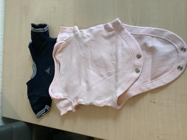 Zweifaches Baby-Body-Set in Rosa und Dunkelblau
