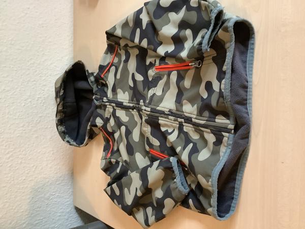 Tarnfarbenes Kinderjacke mit Kapuze