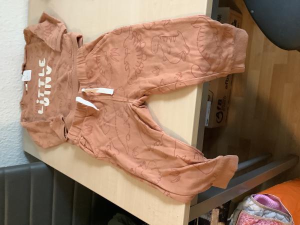 Niedliches Dino-Outfit für Kleinkinder