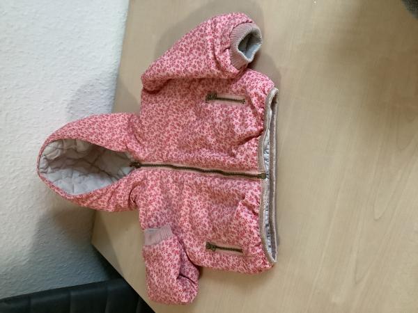Wärmende Kinderjacke mit Blumenmuster
