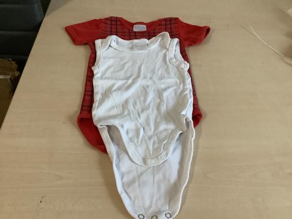 Set aus zwei Babybodys: Rot und Weiß