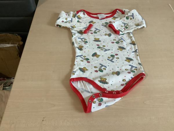 Bunt bedruckter Babybody mit roten Akzenten