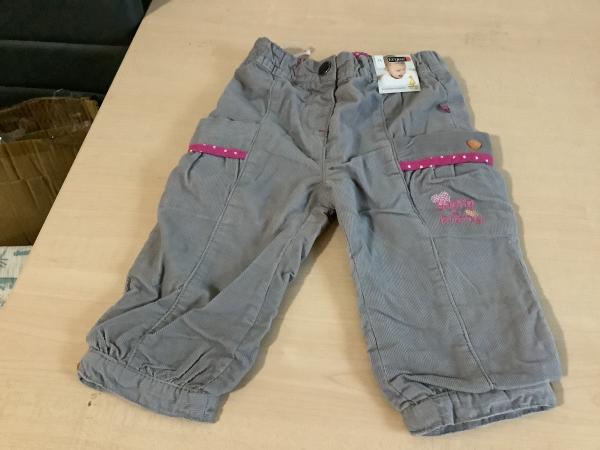 Bequeme Babyhose mit bunten Akzenten