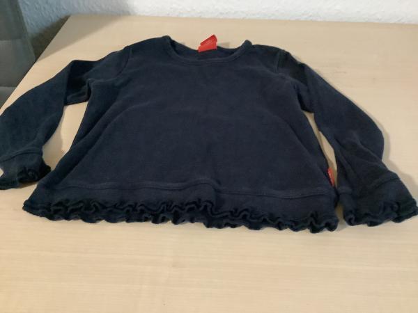 Dunkles Sweatshirt mit Rüschen