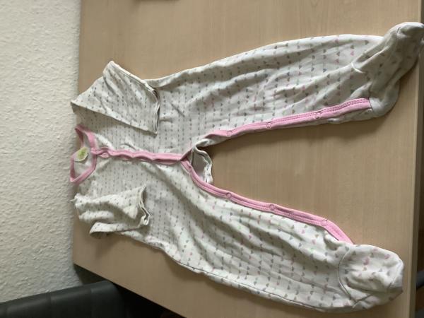 Baby-Strampler mit Herzchenmuster
