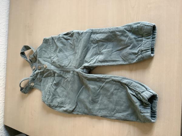 Lässiger Baby-Latzhose aus Cord