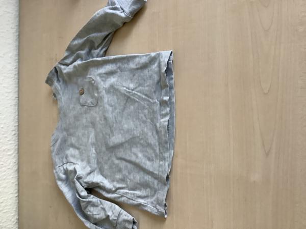 Grau gestreiftes Langarmshirt mit Brusttasche