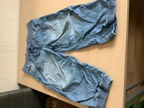 Bequeme, hellblaue Sommerhose mit Gummizug