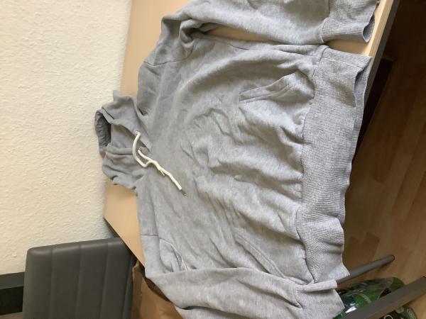 Bequemer grauer Kapuzenpullover