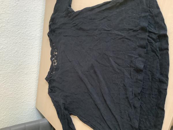 Schwarze Plolover mit Spitzenbesatz