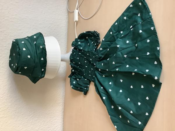 Mädchenkleid mit Herzen und passendem Hut,Größe 18-24Monate, neu 