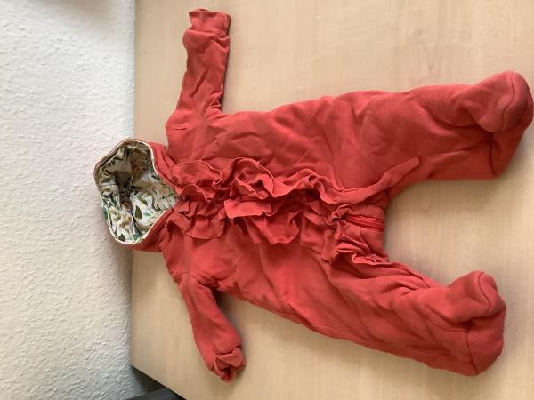 Rotes Kinderstrampler mit floralem Innenfutter, Größe 68