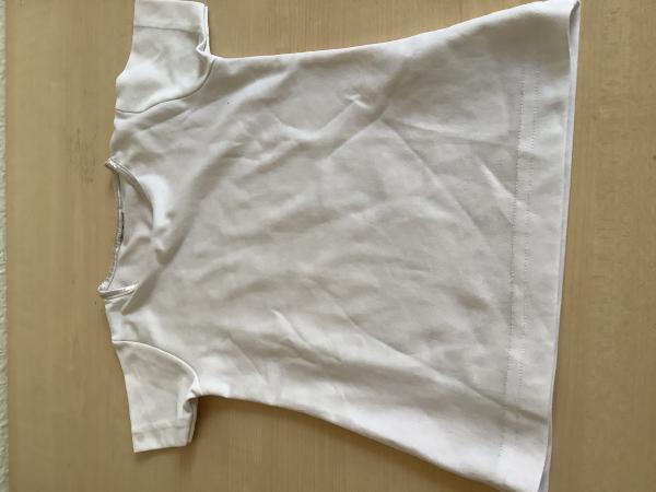 Weißes T-Shirt mit kurzen Ärmeln