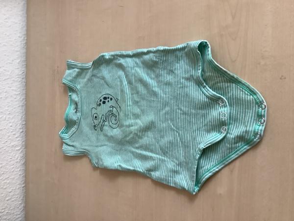 Gestreiftes Baby-Body mit Chamäleon-Motiv, Größe 86/92