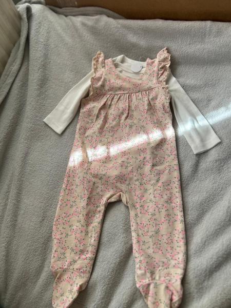 Süßer Babyoverall mit langen Armen und Blumenmuster